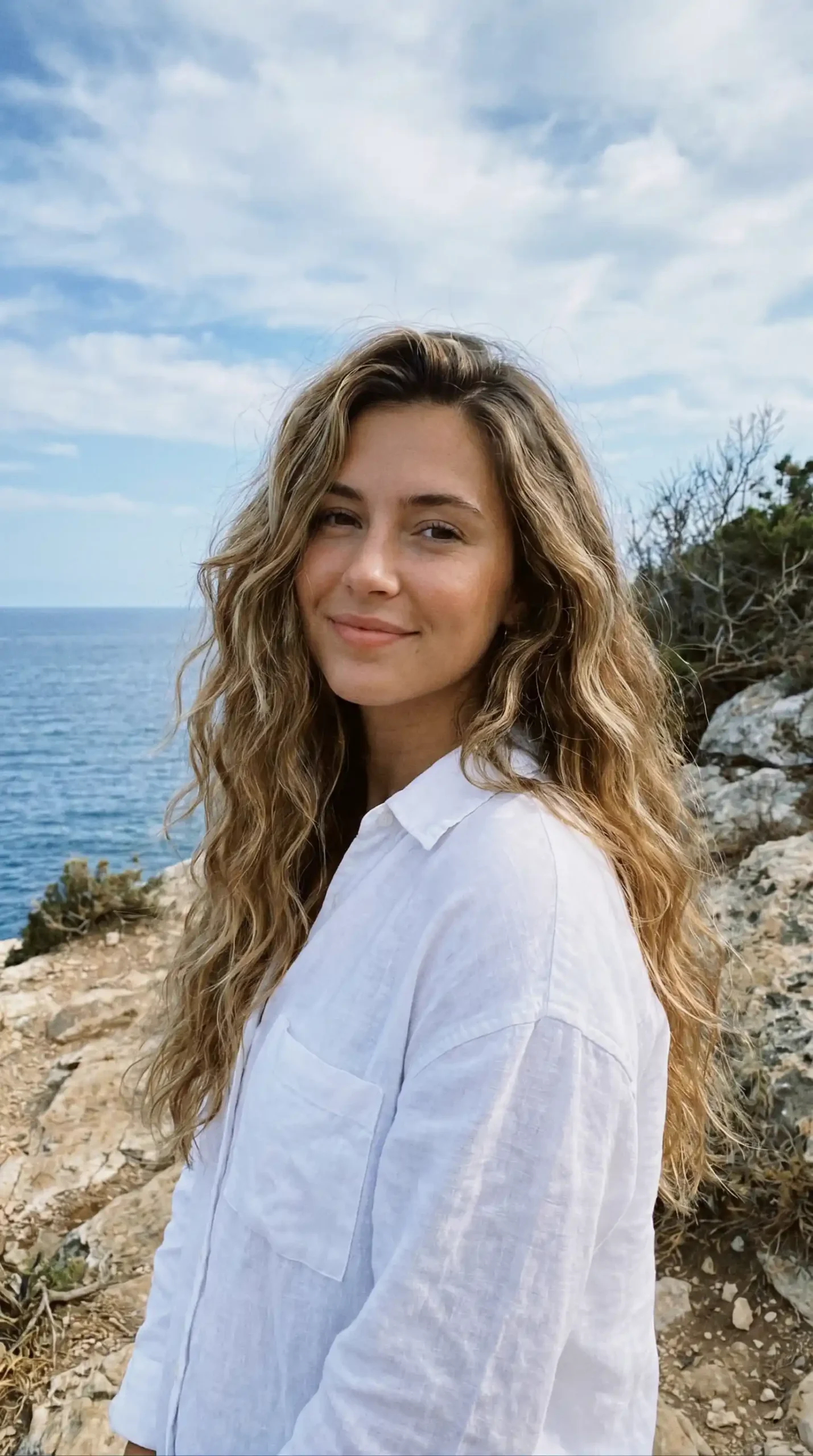 Woman with long bronde effortless beach wave blowout hair